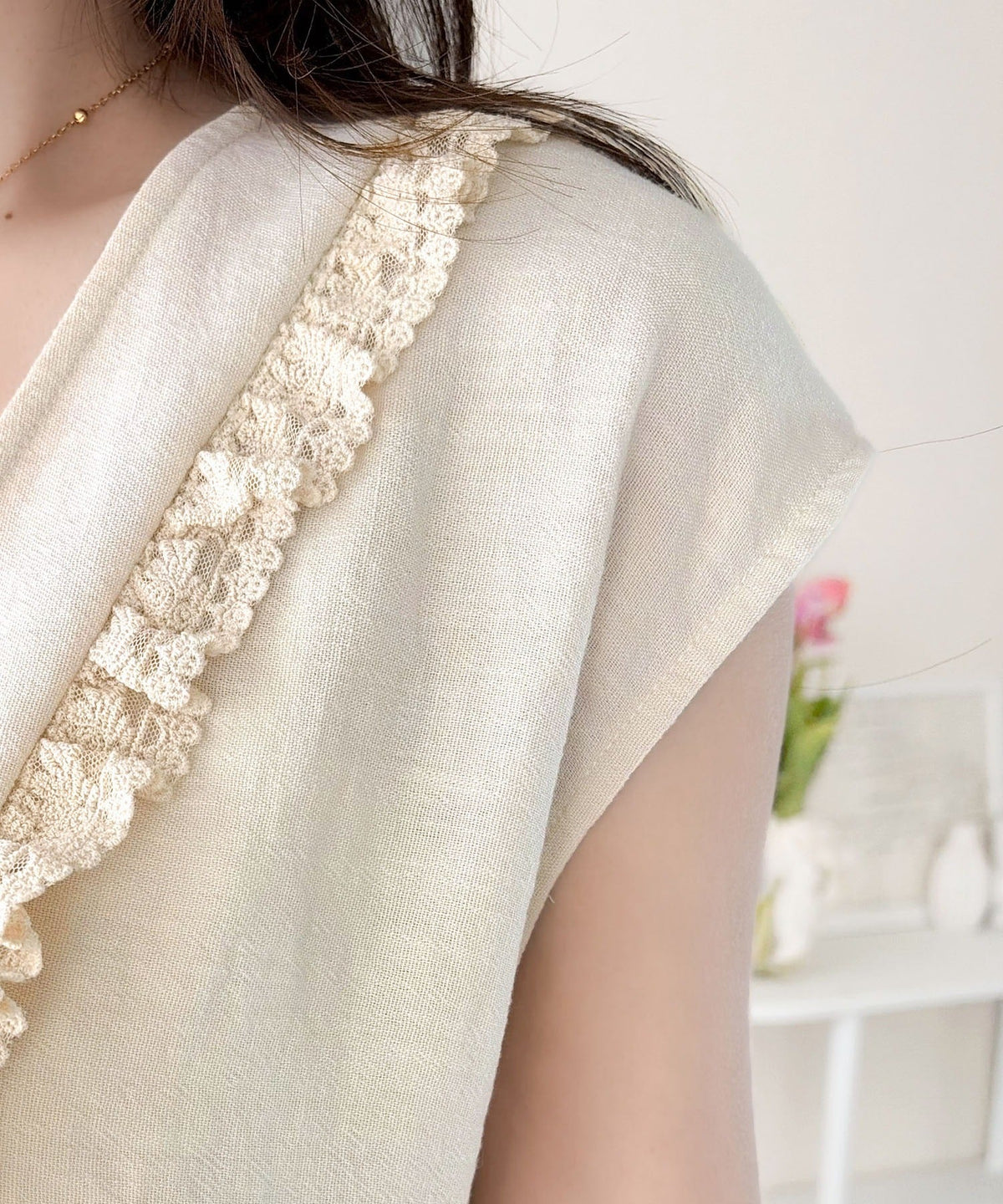 【mily bilet】ふんわり広がるペプラムシルエットで華やかに♪リネンライクレースフリルリボンベスト風ブラウストップス mi1329098