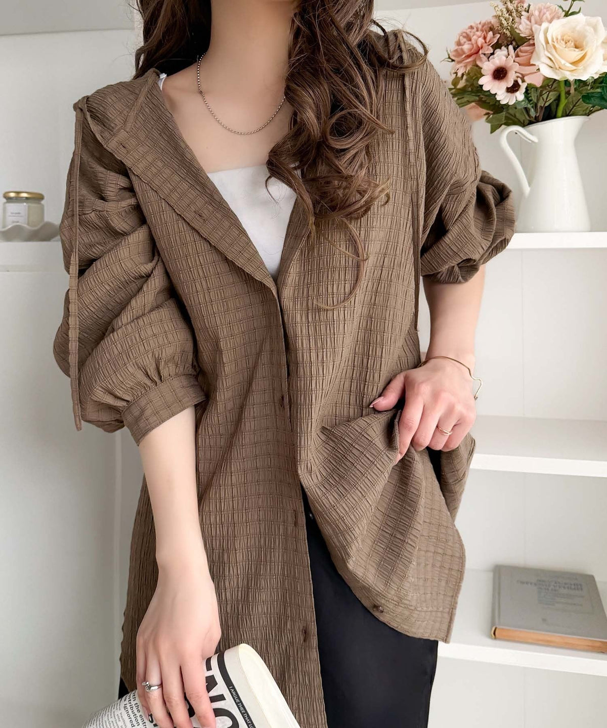 ぽわん袖とラウンド裾でこなれ感をプラス。ぽこぽこ素材が可愛い。ふくれシャーリング風フードブラウス（長袖） ce1010580