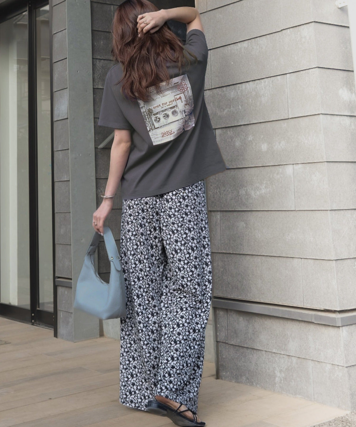 【接触冷感機能付き】背中で魅せる、遊び心とヴィンテージ。コインランドリーバック刺繍Tシャツ（半袖） ce1260549