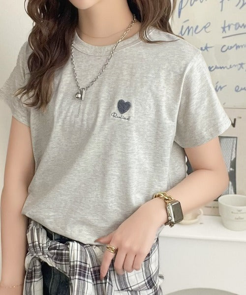 トレンドをまとう。綿100％シルケット風ハート胸サガラ刺繍Tシャツ（半袖） ce1330013