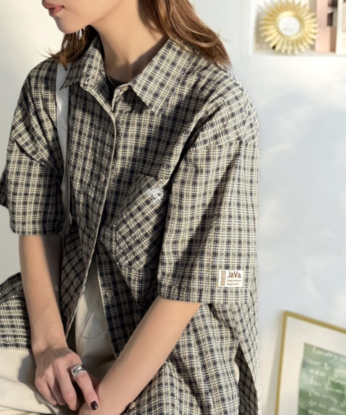 《JaVaジャバコラボ》ベーシックに、垢抜けを。胸ポケット刺繍サッカーチェックシャツ（半袖） jv1010536