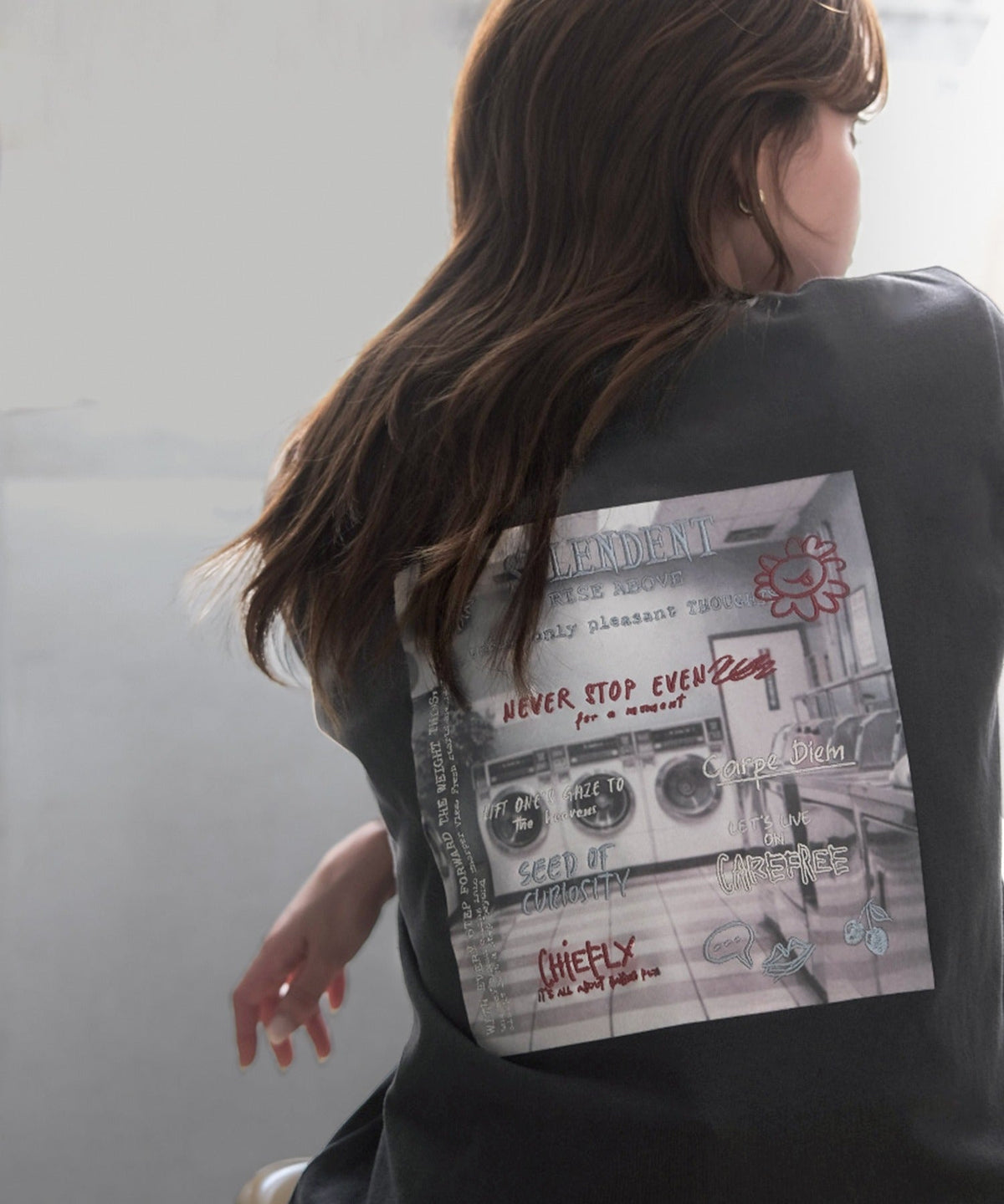 【接触冷感機能付き】背中で魅せる、遊び心とヴィンテージ。コインランドリーバック刺繍Tシャツ（半袖） ce1260549