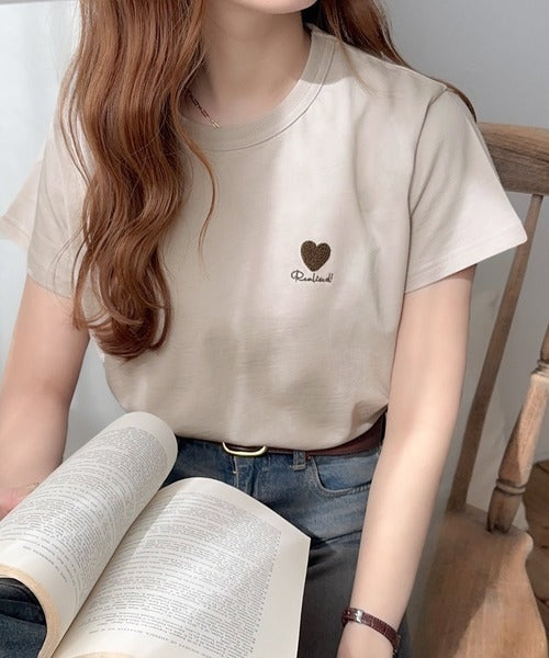 トレンドをまとう。綿100％シルケット風ハート胸サガラ刺繍Tシャツ（半袖） ce1330013