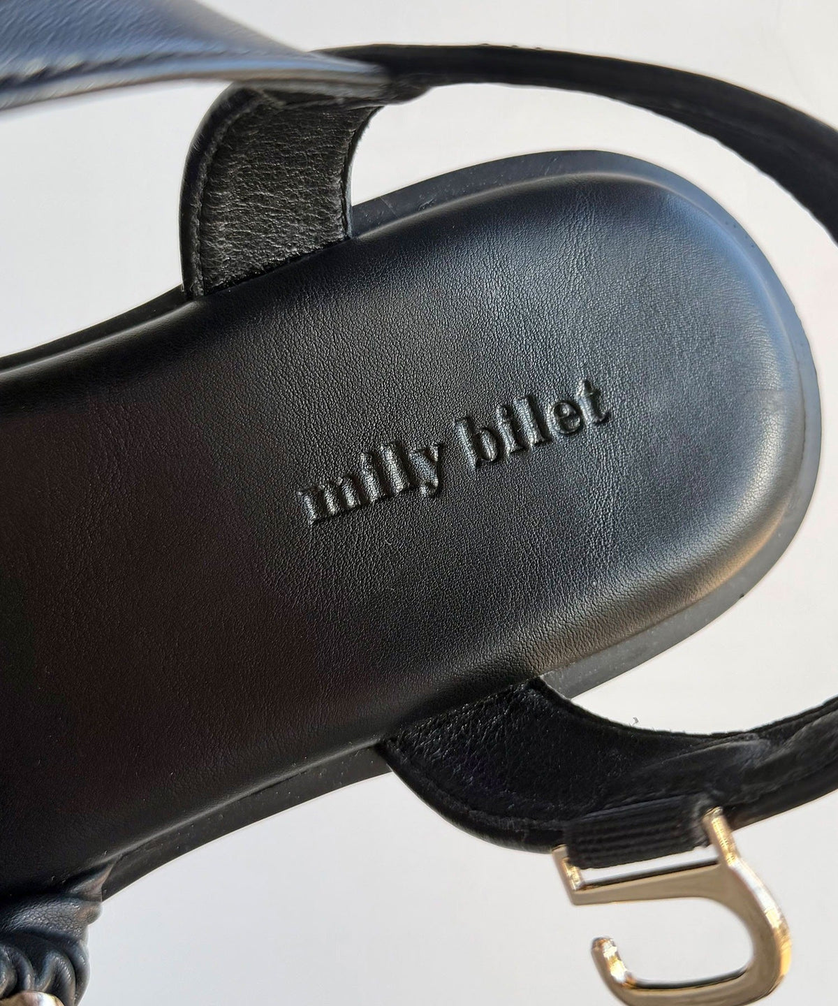 【mily bilet】ふわふわで歩きやすく、5.5㎝ソールで盛れる♪軽量 リボンデザイン クロスベルト 厚底サンダル mi1127002