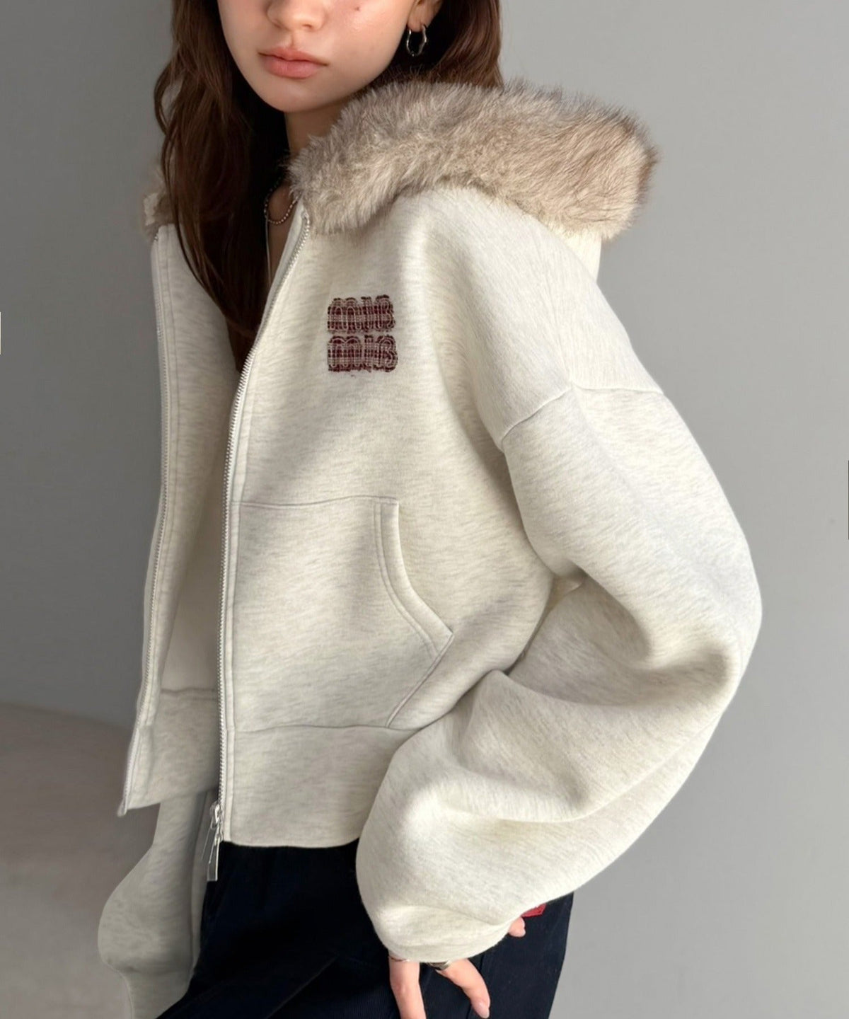 【mily bilet】ラフなのに、盛れ度抜かりなし。ショート丈ファー付きロゴワッペンフードパーカー(裏起毛)(チェック/ドットあり) mi1329119