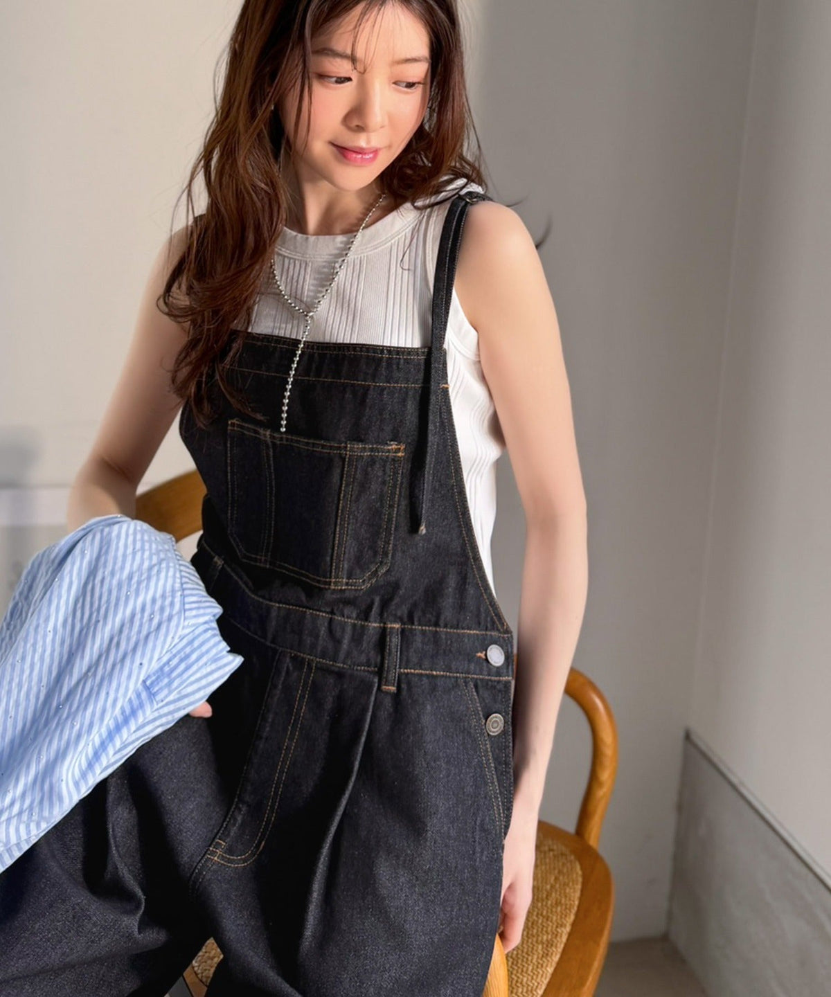 《JaVa ジャバコラボ》スタイルアップを叶える！大人可愛い。ポケットデザインナローストラップタック入りデニムサロペット jv1400005