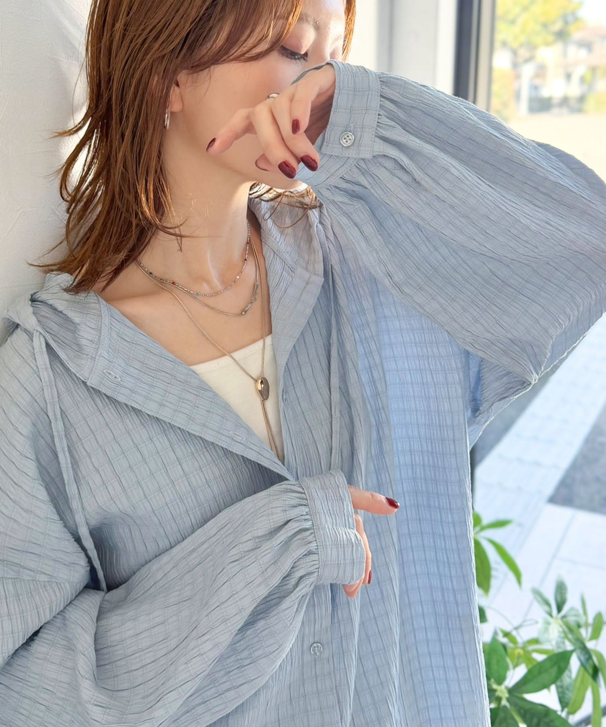ぽわん袖とラウンド裾でこなれ感をプラス。ぽこぽこ素材が可愛い。ふくれシャーリング風フードブラウス（長袖） ce1010580
