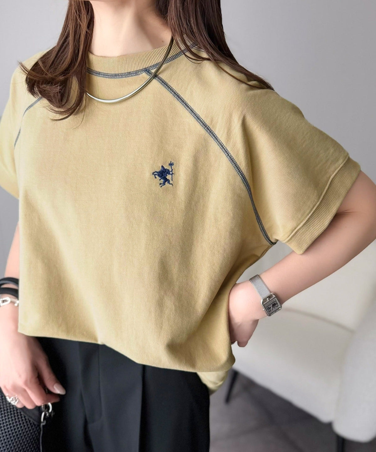 垢抜け配色で大人の抜け感プラス。胸刺繍ラグラン配色ステッチミニ裏毛TEE ce1330088