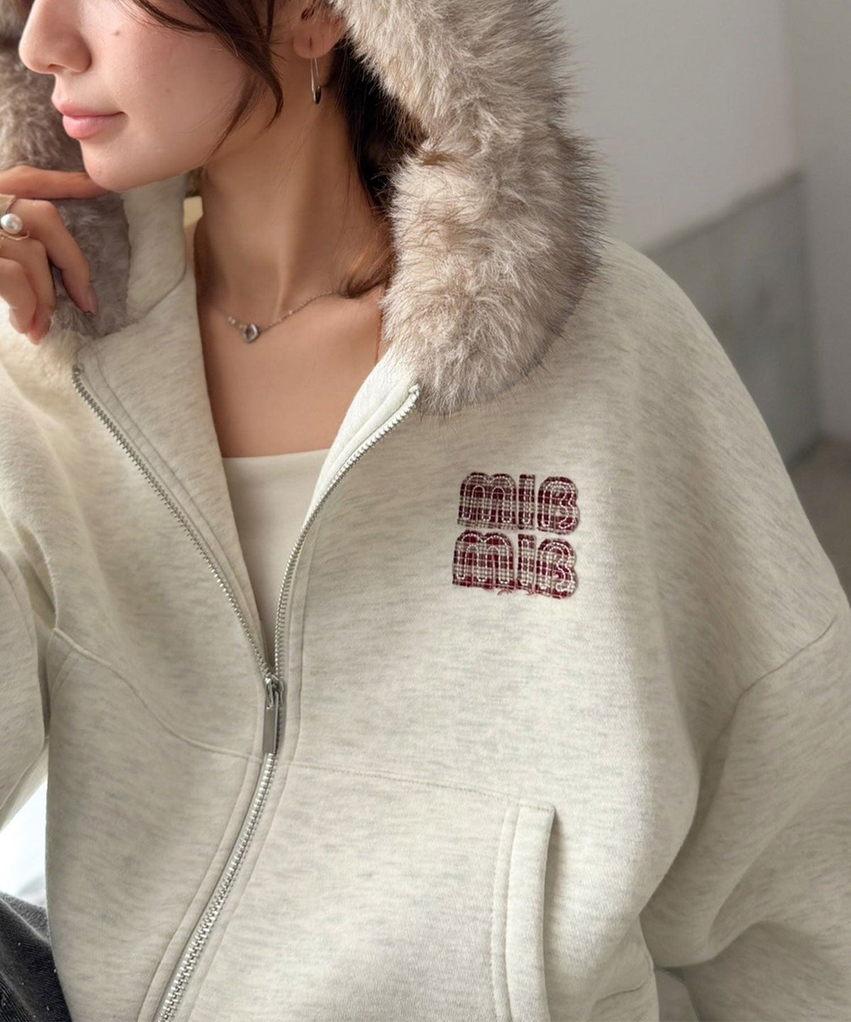 【mily bilet】ラフなのに、盛れ度抜かりなし。ショート丈ファー付きロゴワッペンフードパーカー(裏起毛)(チェック/ドットあり) mi1329119
