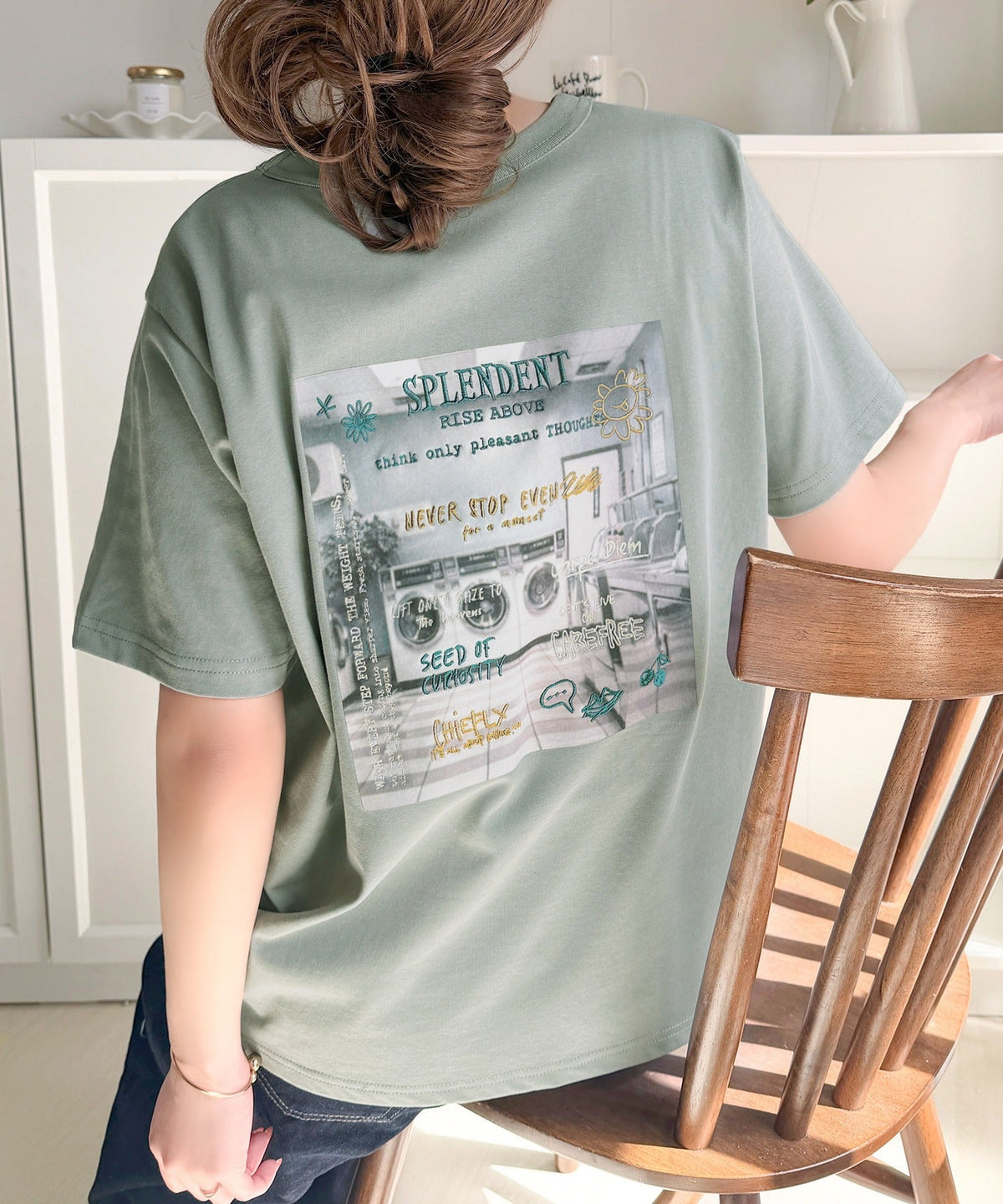 【接触冷感機能付き】背中で魅せる、遊び心とヴィンテージ。コインランドリーバック刺繍Tシャツ（半袖） ce1260549