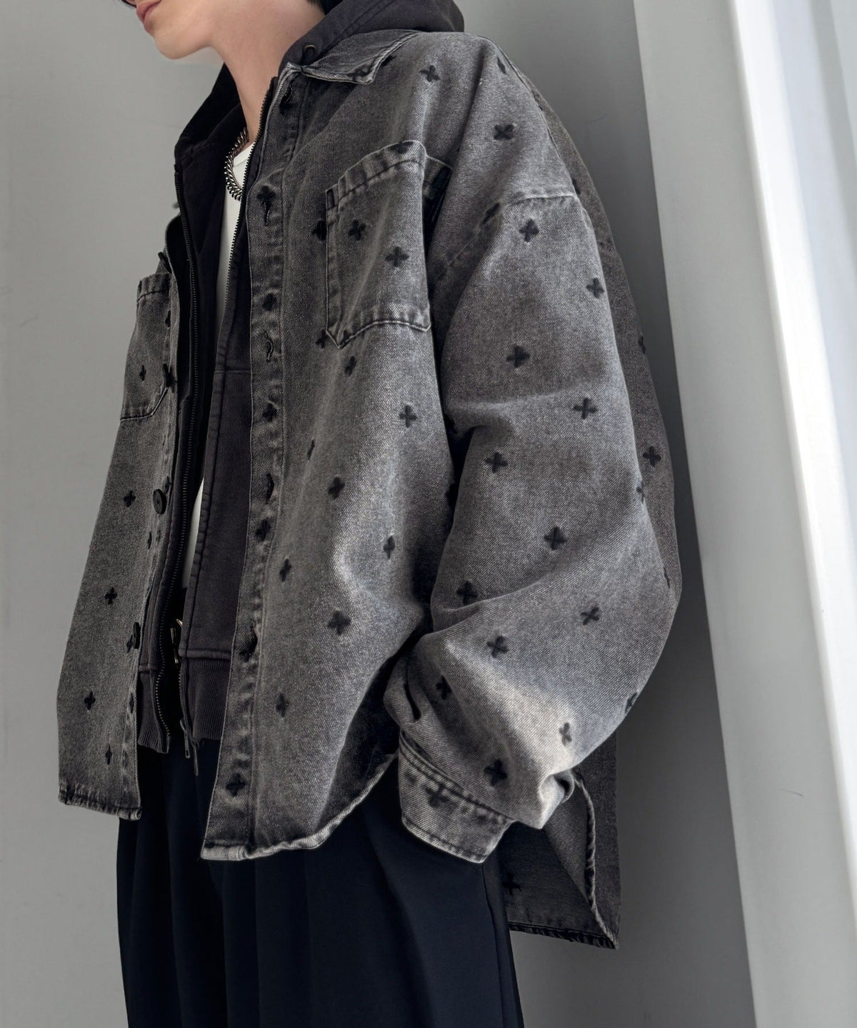 「シンプル以上、主張しすぎない存在感。」総柄刺繍デニムシャツジャケット／All-Over Embroidered Denim Shirt Jacket co1010050