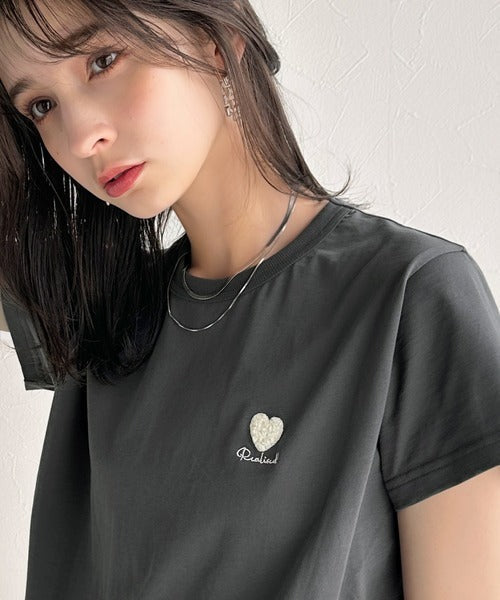 トレンドをまとう。綿100％シルケット風ハート胸サガラ刺繍Tシャツ（半袖） ce1330013