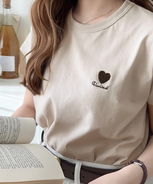 トレンドをまとう。綿100％シルケット風ハート胸サガラ刺繍Tシャツ（半袖） ce1330013