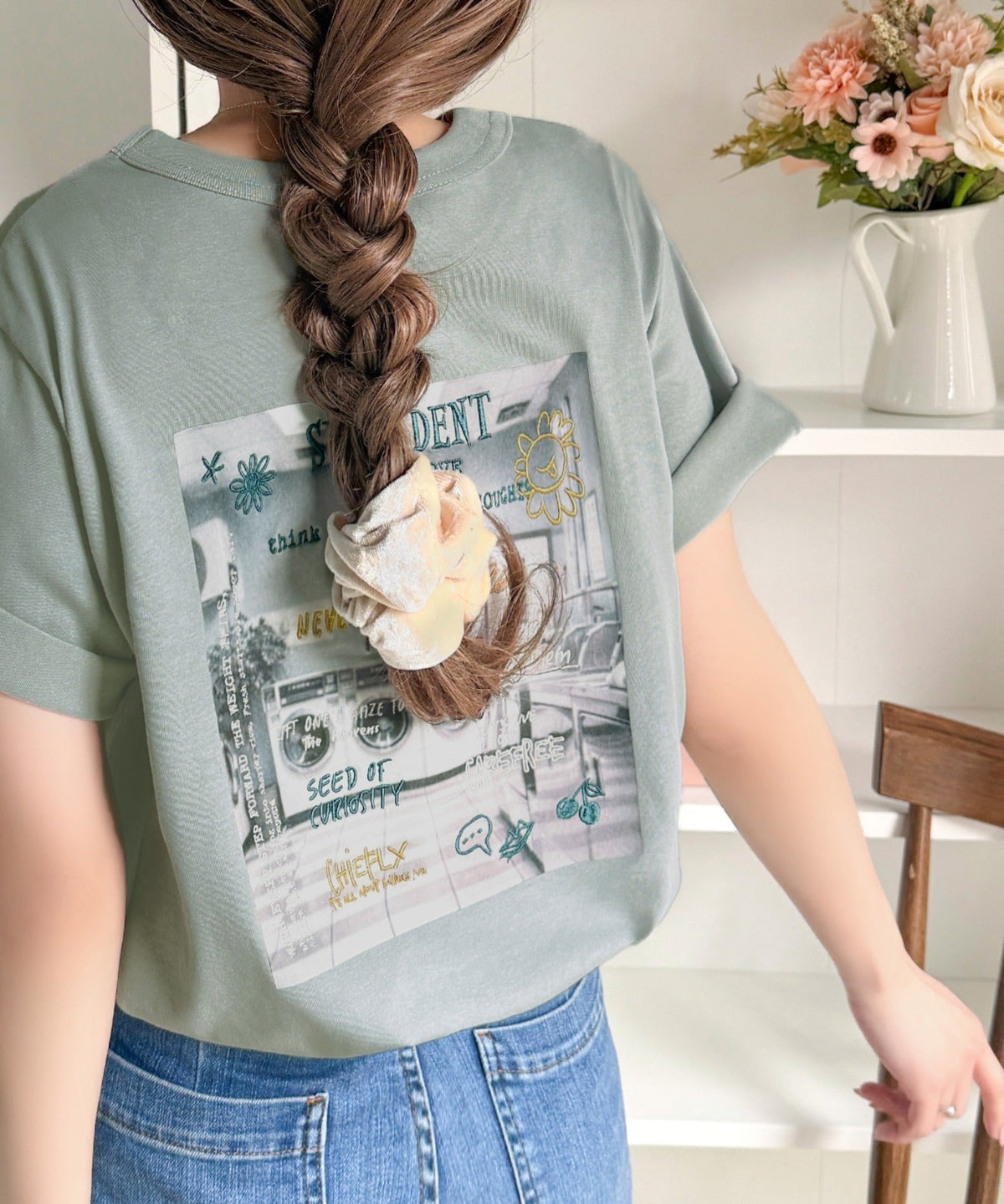 【接触冷感機能付き】背中で魅せる、遊び心とヴィンテージ。コインランドリーバック刺繍Tシャツ（半袖） ce1260549