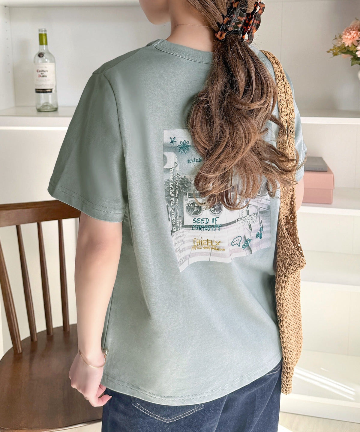 【接触冷感機能付き】背中で魅せる、遊び心とヴィンテージ。コインランドリーバック刺繍Tシャツ（半袖） ce1260549