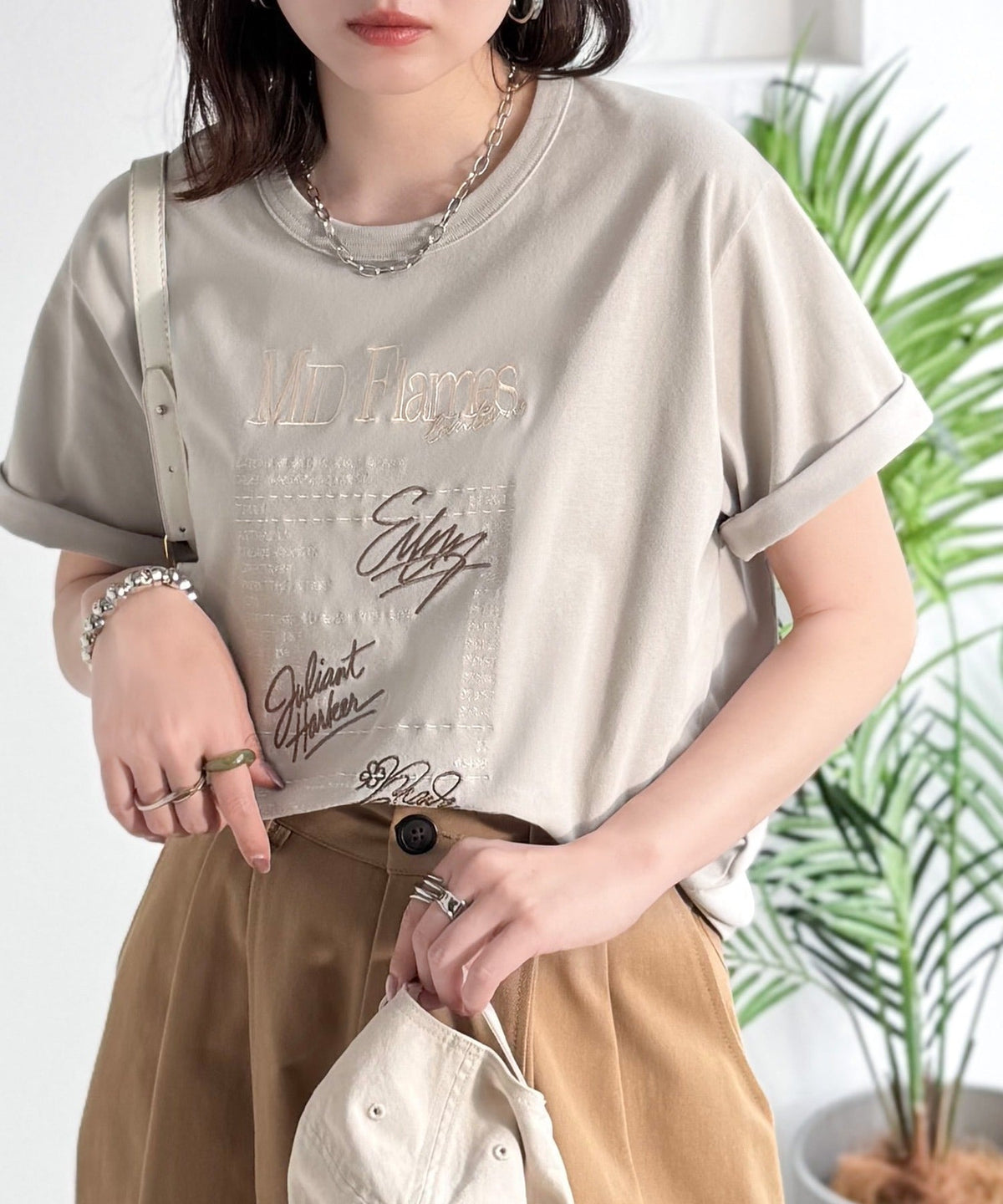 【接触冷感機能付き】遊びゴコロをくすぐる。筆記体サイン調ロゴ刺繍Tシャツ（半袖） ce1260551