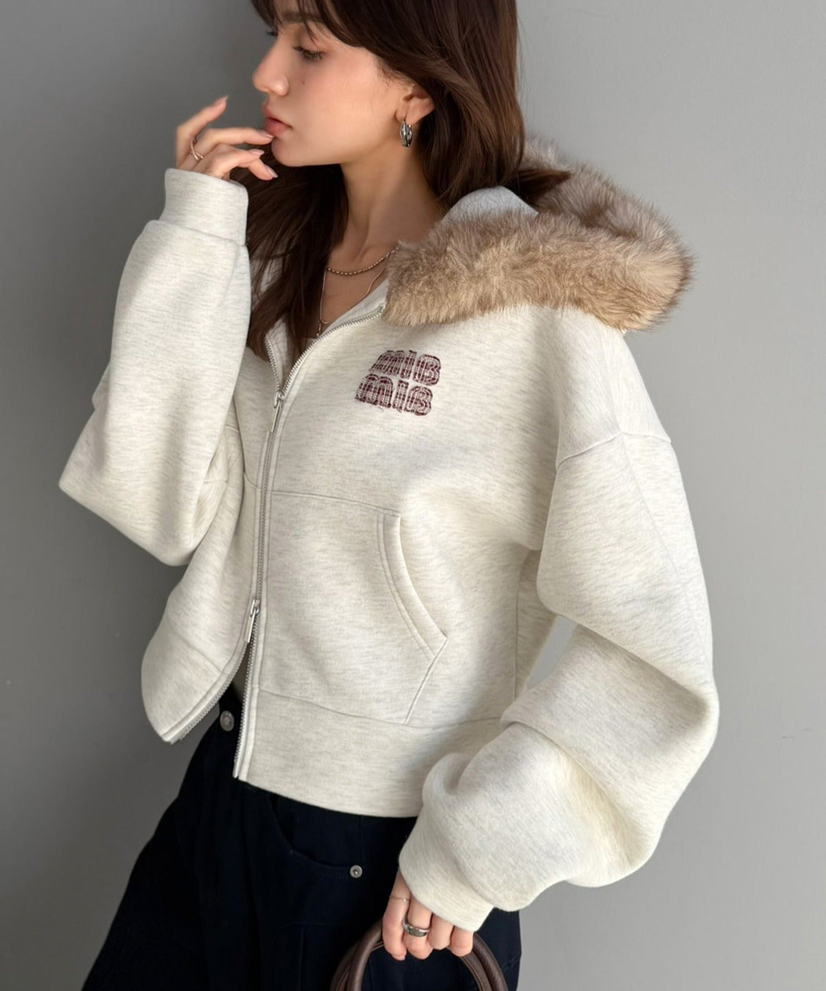【mily bilet】ラフなのに、盛れ度抜かりなし。ショート丈ファー付きロゴワッペンフードパーカー(裏起毛)(チェック/ドットあり) mi1329119