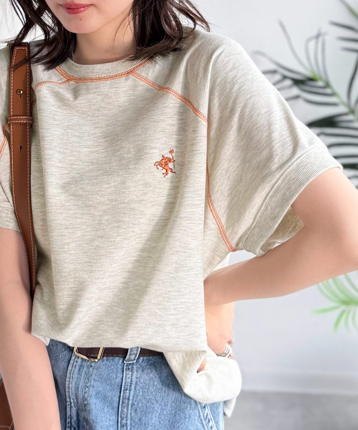 垢抜け配色で大人の抜け感プラス。胸刺繍ラグラン配色ステッチミニ裏毛TEE ce1330088