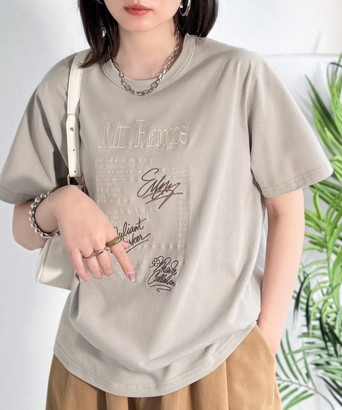 【接触冷感機能付き】遊びゴコロをくすぐる。筆記体サイン調ロゴ刺繍Tシャツ（半袖） ce1260551