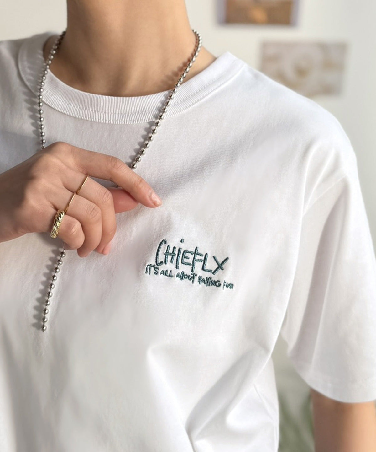 【接触冷感機能付き】背中で魅せる、遊び心とヴィンテージ。コインランドリーバック刺繍Tシャツ（半袖） ce1260549