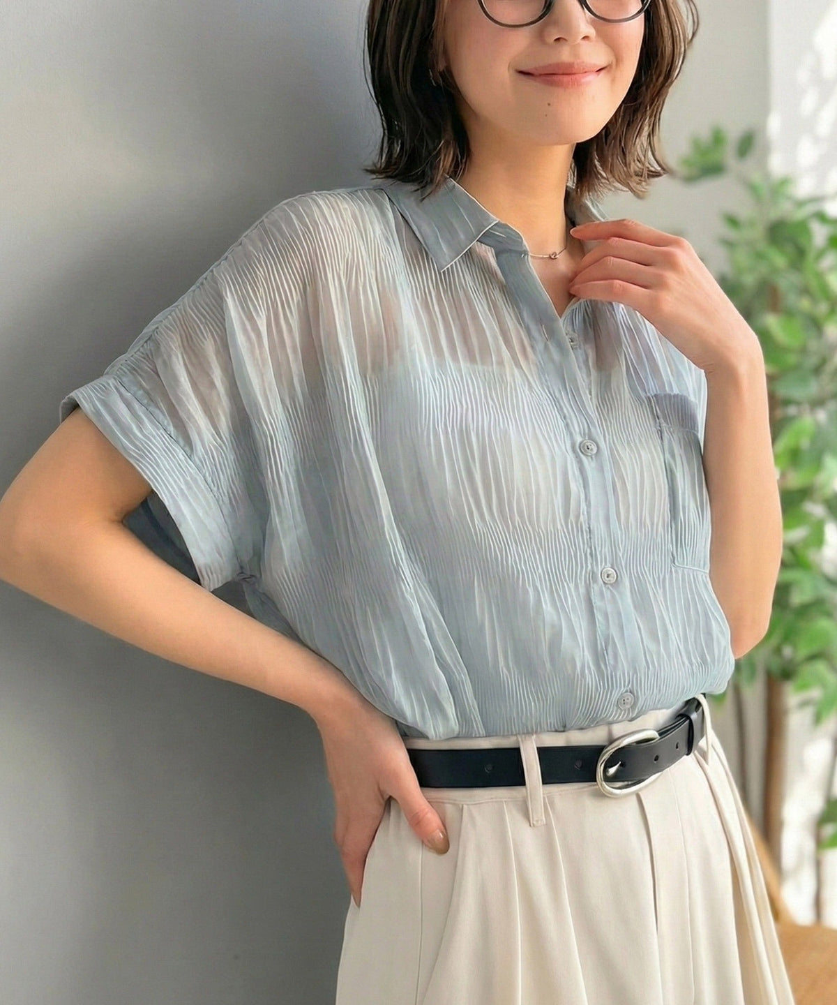 シャーリングの立体感が美しい、大人の抜け感ブラウス。胸ポケット 襟つきシアープリーツブラウス ce1010539