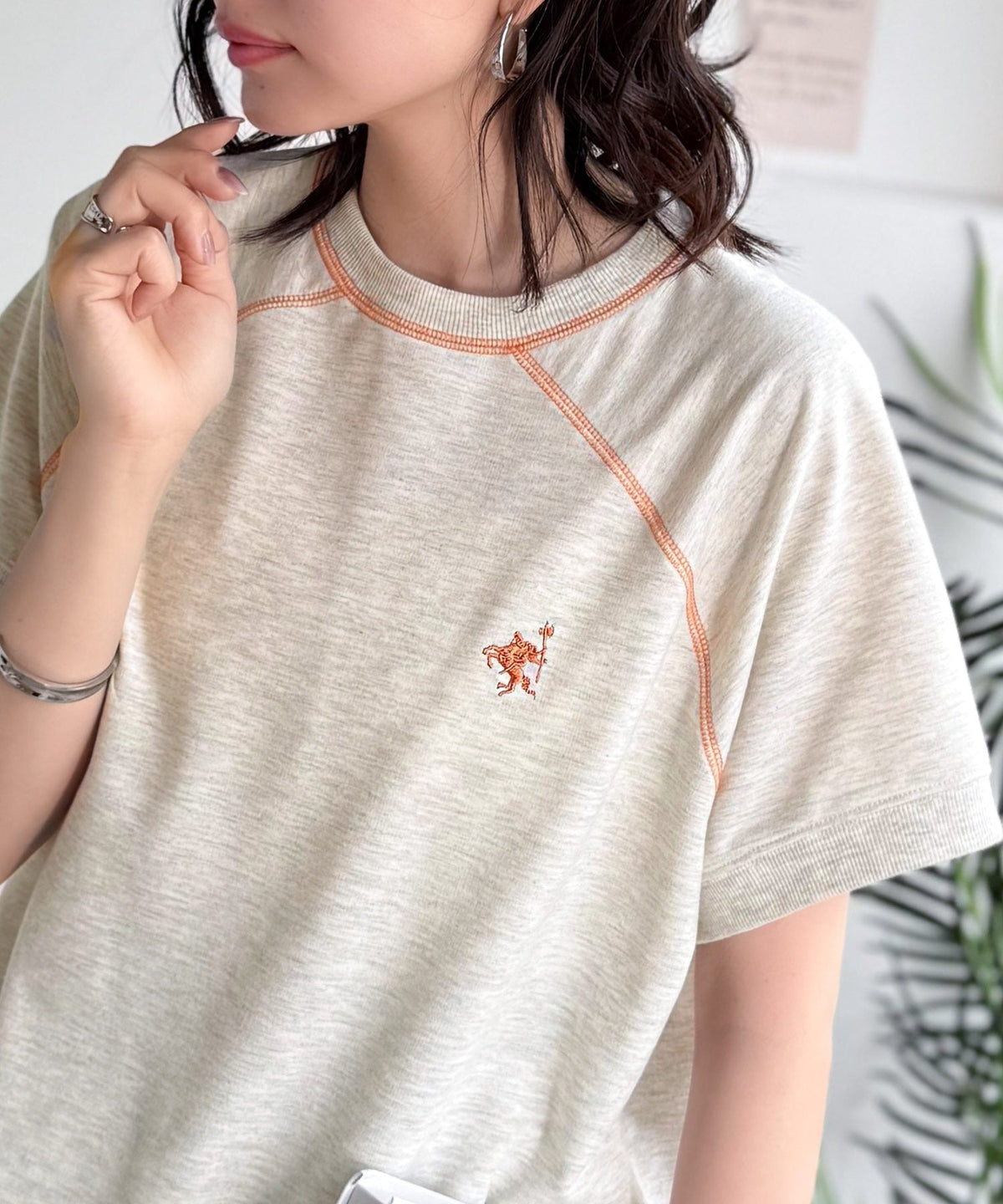 垢抜け配色で大人の抜け感プラス。胸刺繍ラグラン配色ステッチミニ裏毛TEE ce1330088