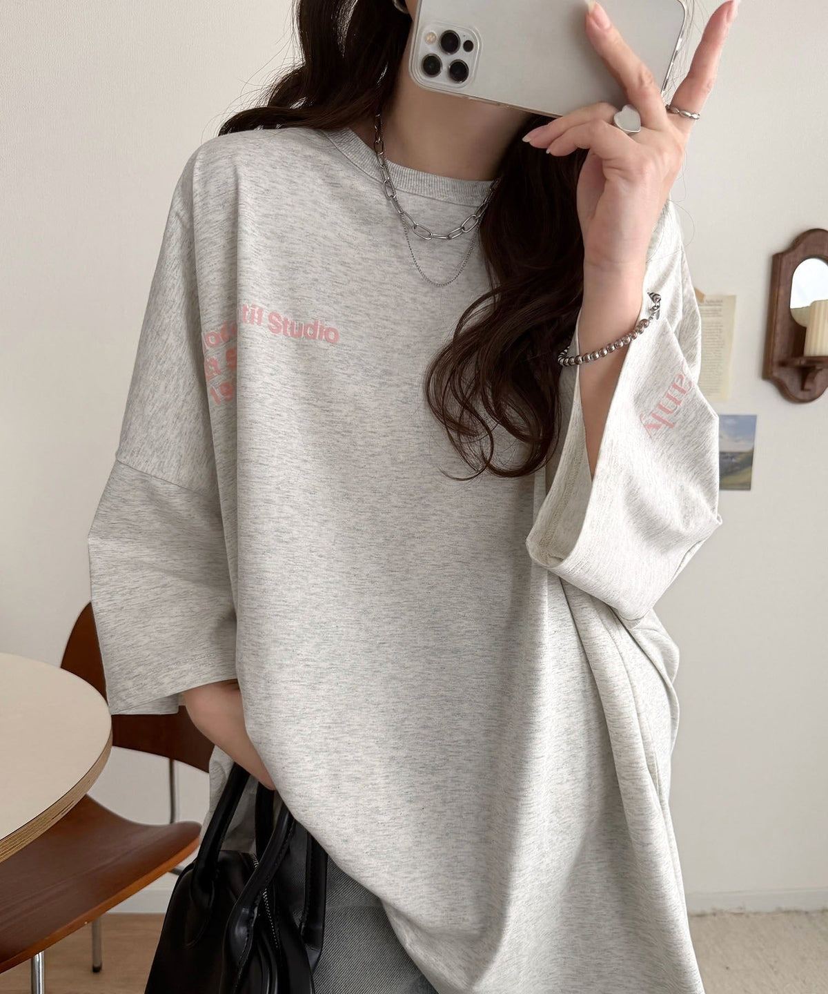 【接触冷感・吸水速乾機能付き】配色ロゴに秘める、大人の遊び心。フロッキーロゴ付きオーバーシルエットTシャツ（半袖） ce1330076