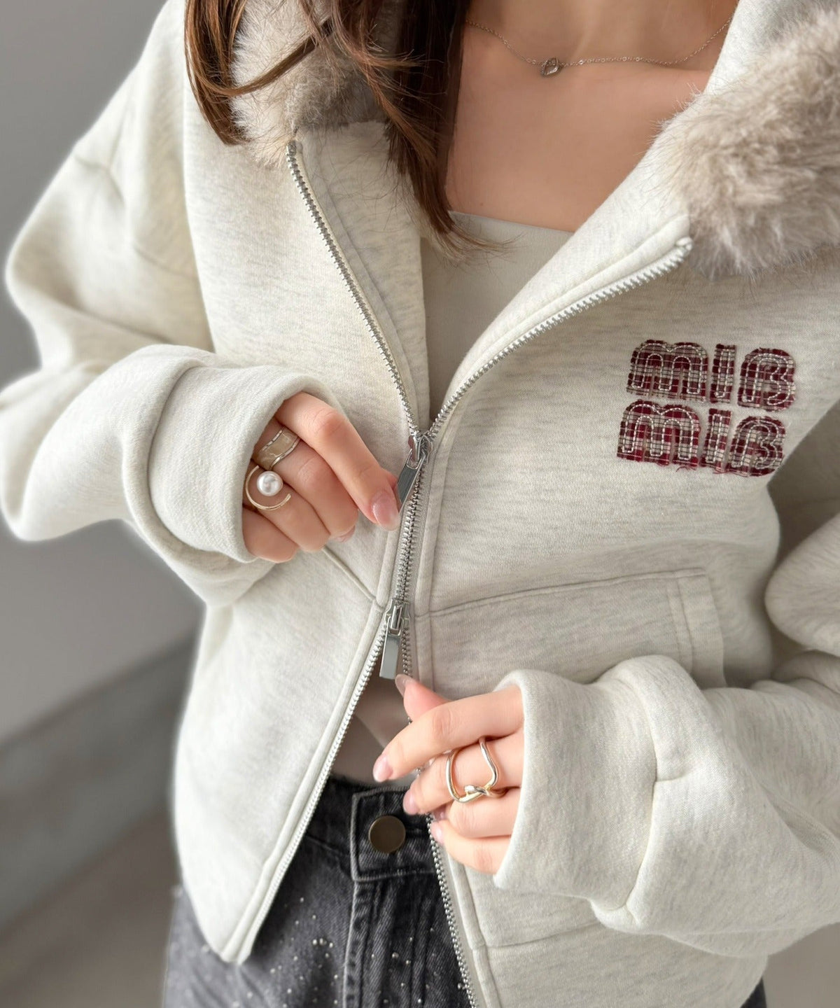 【mily bilet】ラフなのに、盛れ度抜かりなし。ショート丈ファー付きロゴワッペンフードパーカー(裏起毛)(チェック/ドットあり) mi1329119