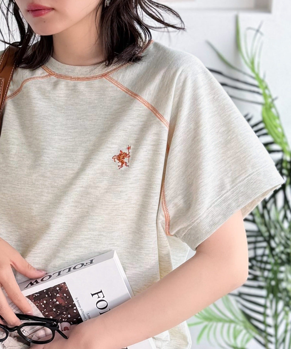 垢抜け配色で大人の抜け感プラス。胸刺繍ラグラン配色ステッチミニ裏毛TEE ce1330088