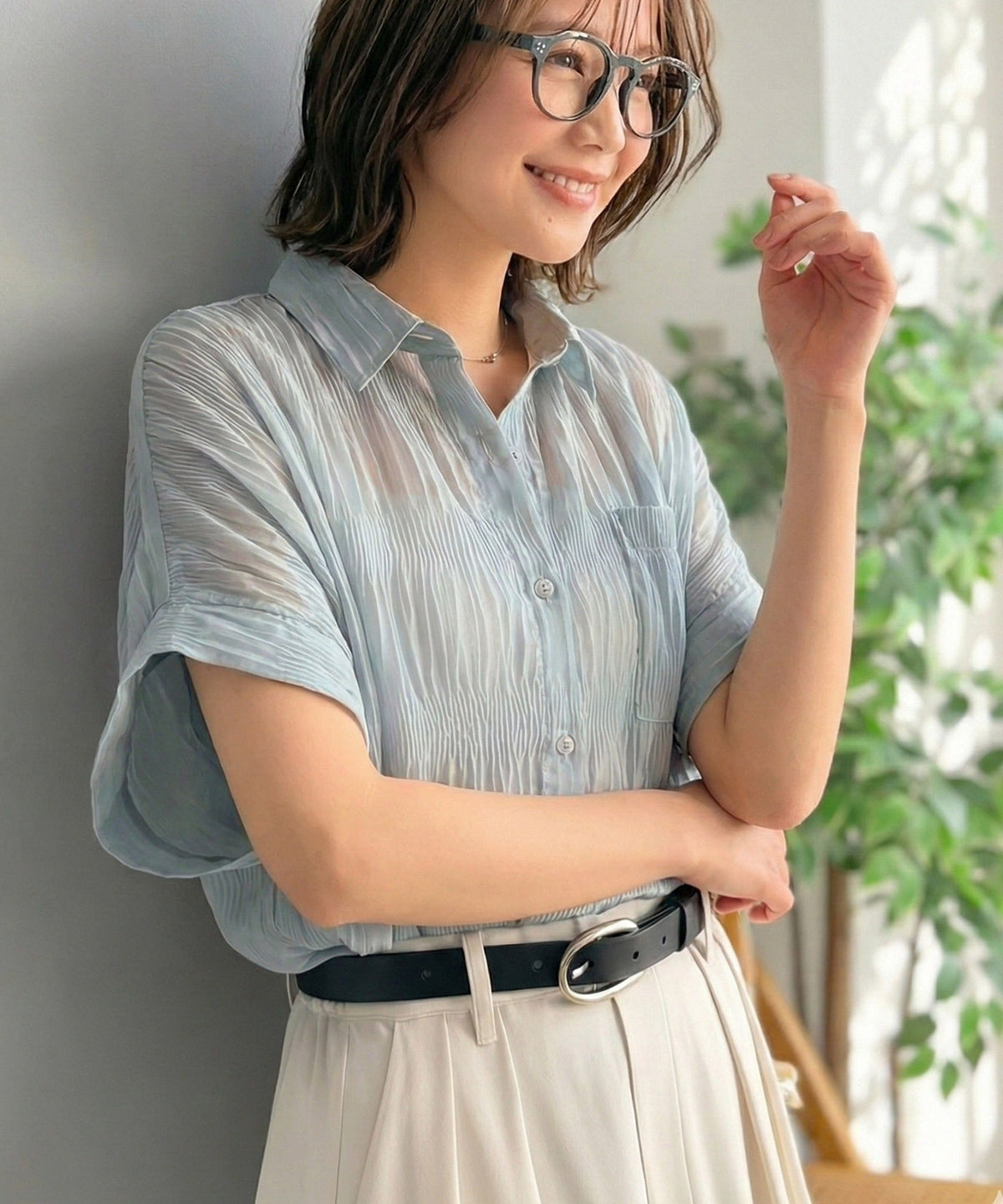 シャーリングの立体感が美しい、大人の抜け感ブラウス。胸ポケット 襟つきシアープリーツブラウス ce1010539