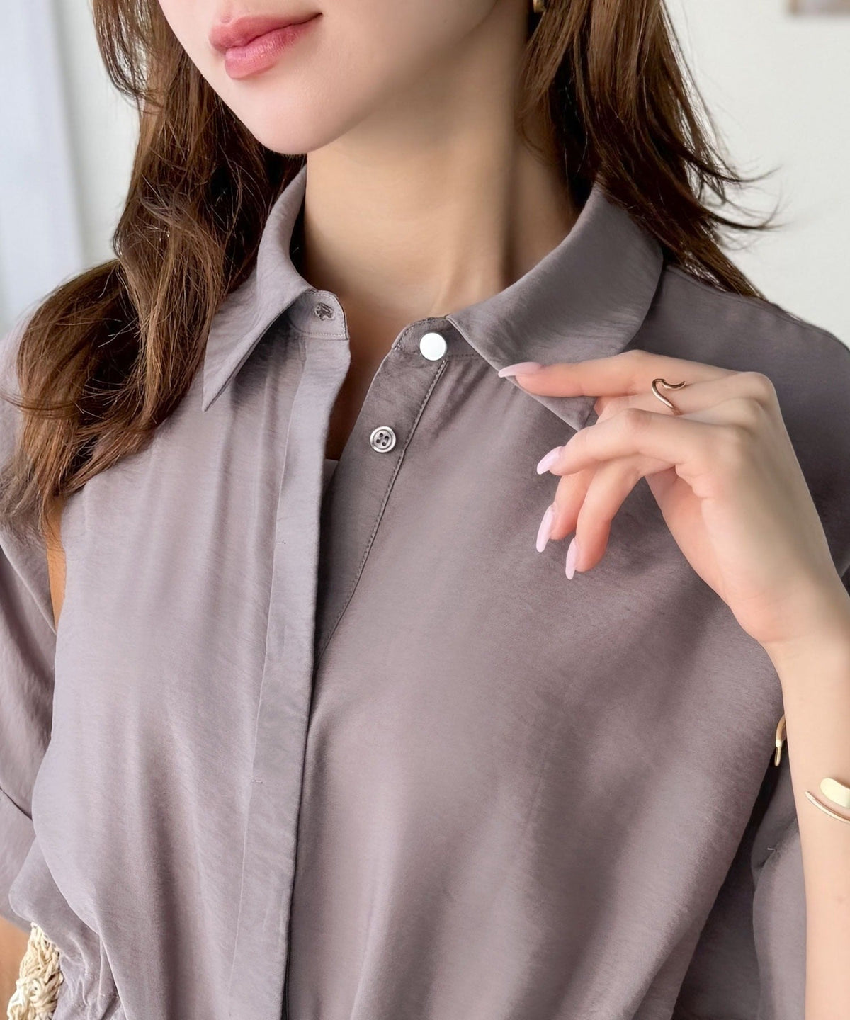 軽やかなシアー素材で、きちんと感と抜け感を両立♪シャツカラーウエストドロストチュニック ce1110165
