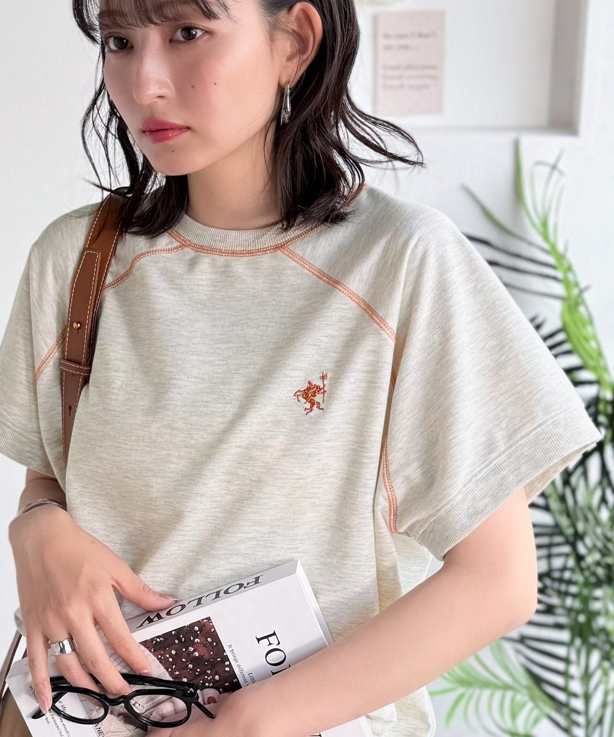 垢抜け配色で大人の抜け感プラス。胸刺繍ラグラン配色ステッチミニ裏毛TEE ce1330088