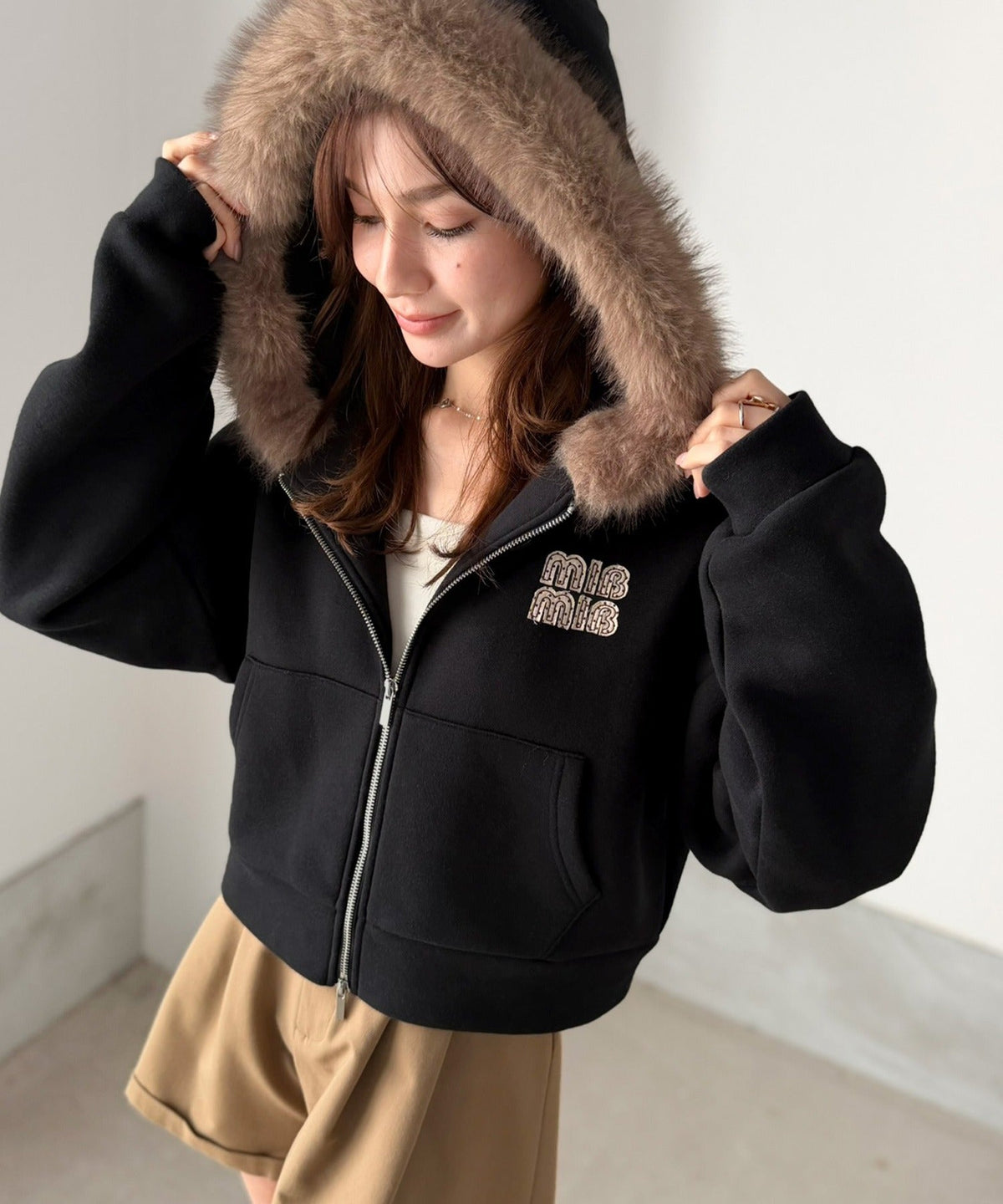 【mily bilet】ラフなのに、盛れ度抜かりなし。ショート丈ファー付きロゴワッペンフードパーカー(裏起毛)(チェック/ドットあり) mi1329119