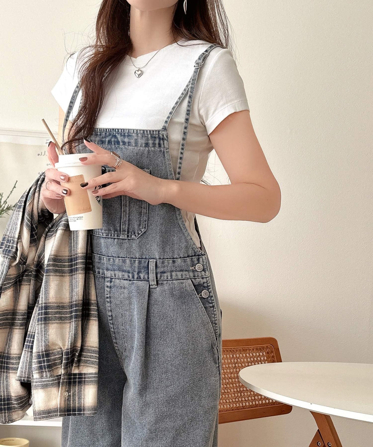 《JaVa ジャバコラボ》スタイルアップを叶える！大人可愛い。ポケットデザインナローストラップタック入りデニムサロペット jv1400005