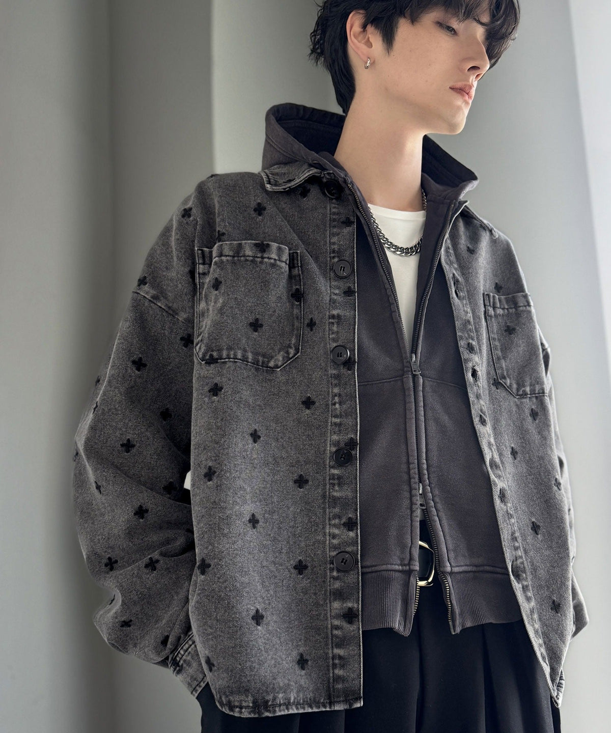 「シンプル以上、主張しすぎない存在感。」総柄刺繍デニムシャツジャケット／All-Over Embroidered Denim Shirt Jacket co1010050