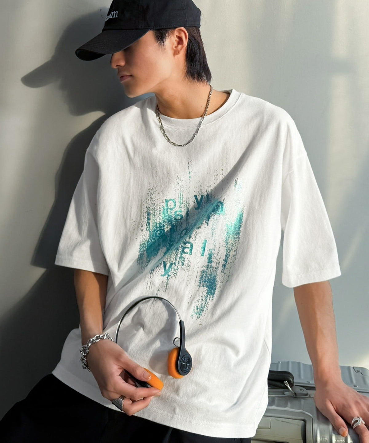 無地じゃ足りない、そんな日に！コットン100% グリッチノイズ箔プリントTシャツ／Glitch Noise Foil Print T-Shirt co1320011