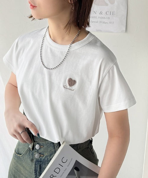 トレンドをまとう。綿100％シルケット風ハート胸サガラ刺繍Tシャツ（半袖） ce1330013