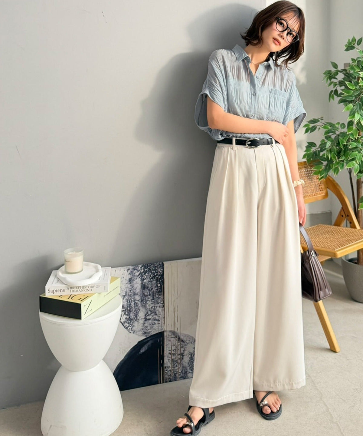 シャーリングの立体感が美しい、大人の抜け感ブラウス。胸ポケット 襟つきシアープリーツブラウス ce1010539