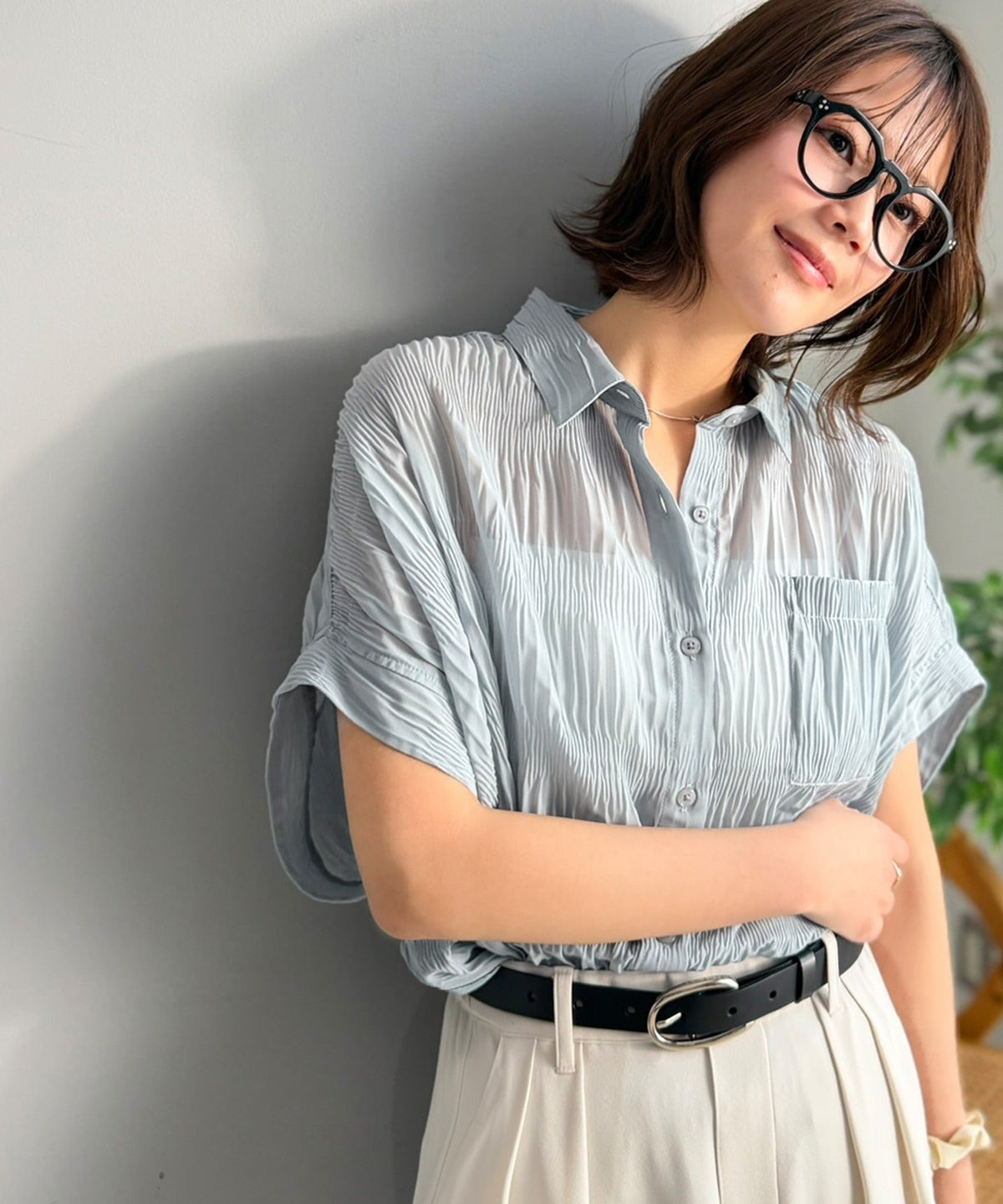 シャーリングの立体感が美しい、大人の抜け感ブラウス。胸ポケット 襟つきシアープリーツブラウス ce1010539