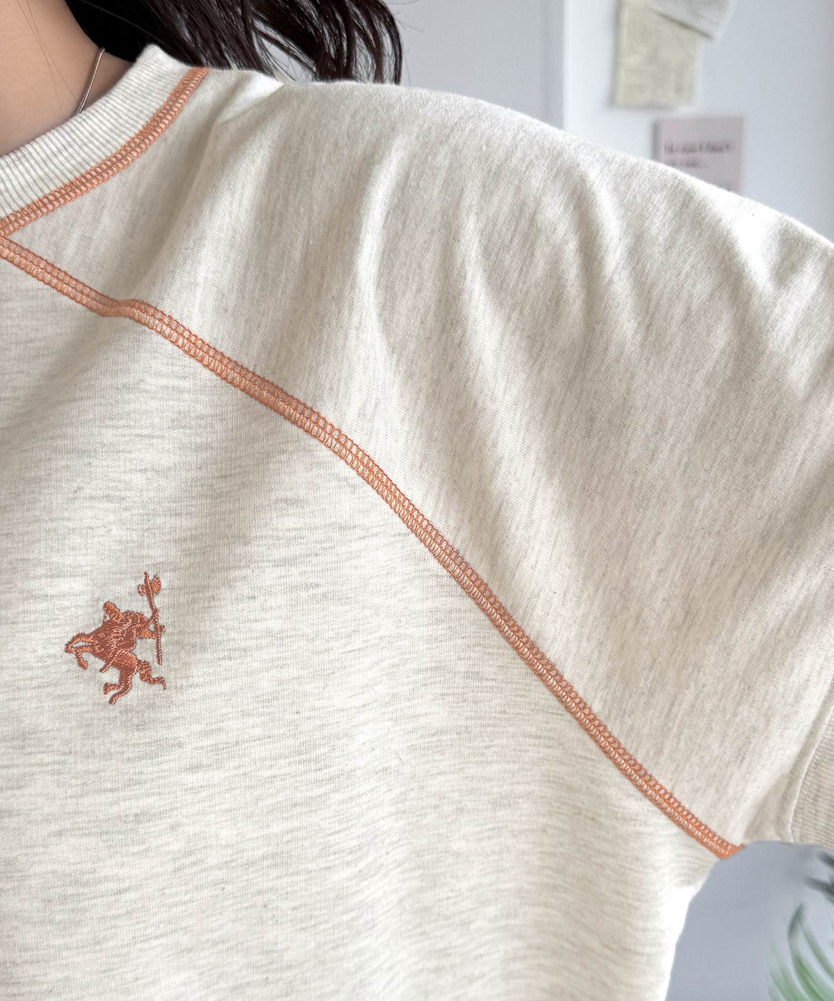 垢抜け配色で大人の抜け感プラス。胸刺繍ラグラン配色ステッチミニ裏毛TEE ce1330088