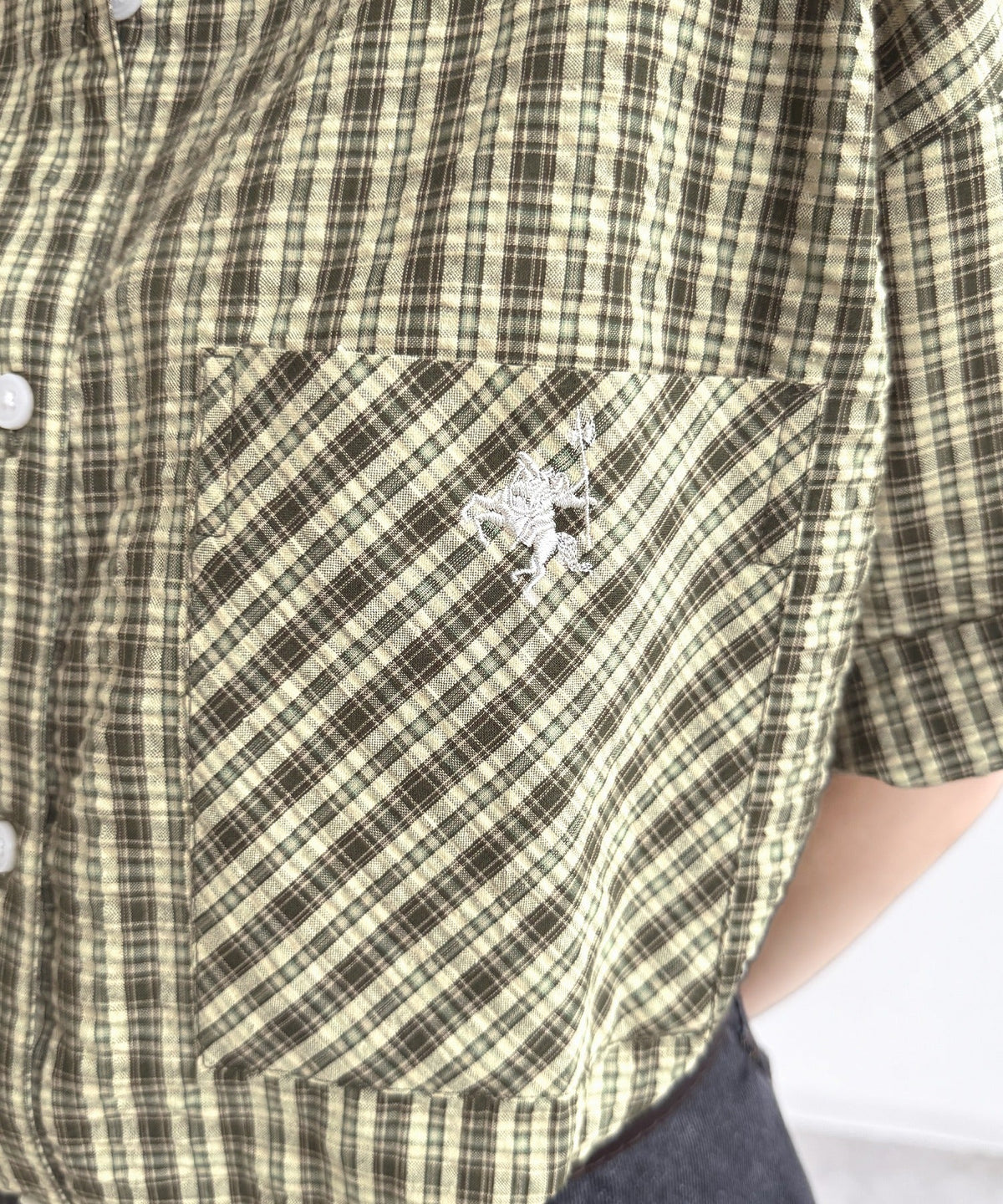 《JaVaジャバコラボ》ベーシックに、垢抜けを。胸ポケット刺繍サッカーチェックシャツ（半袖） jv1010536
