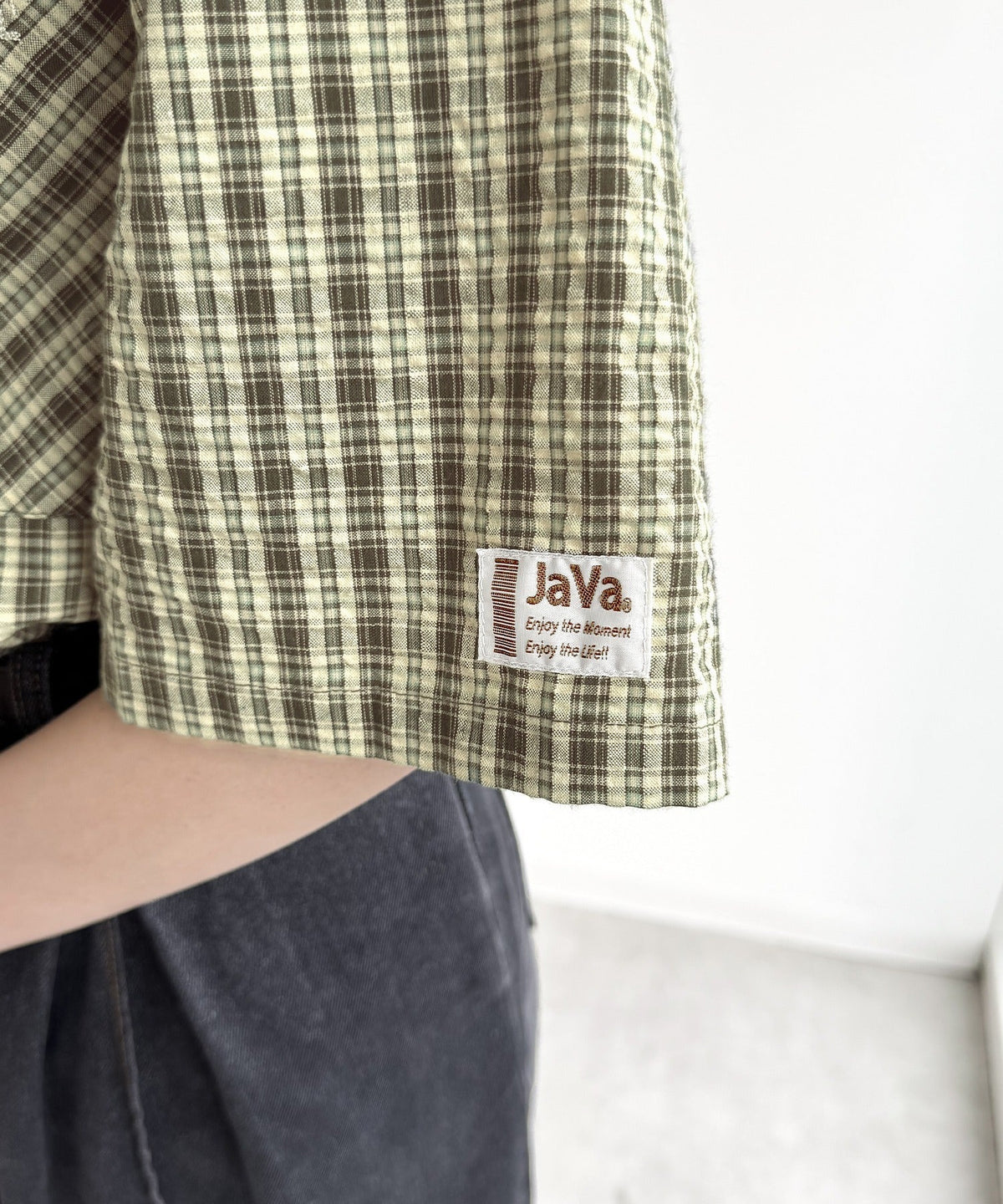 《JaVaジャバコラボ》ベーシックに、垢抜けを。胸ポケット刺繍サッカーチェックシャツ（半袖） jv1010536