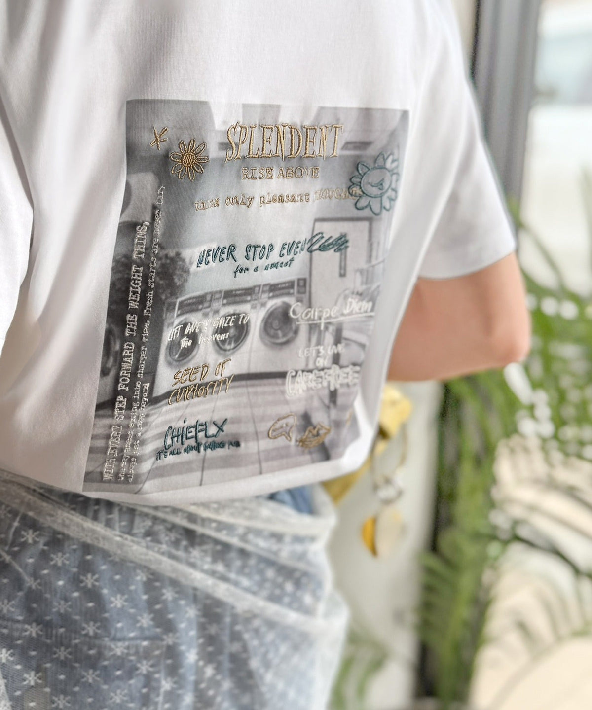 【接触冷感機能付き】背中で魅せる、遊び心とヴィンテージ。コインランドリーバック刺繍Tシャツ（半袖） ce1260549