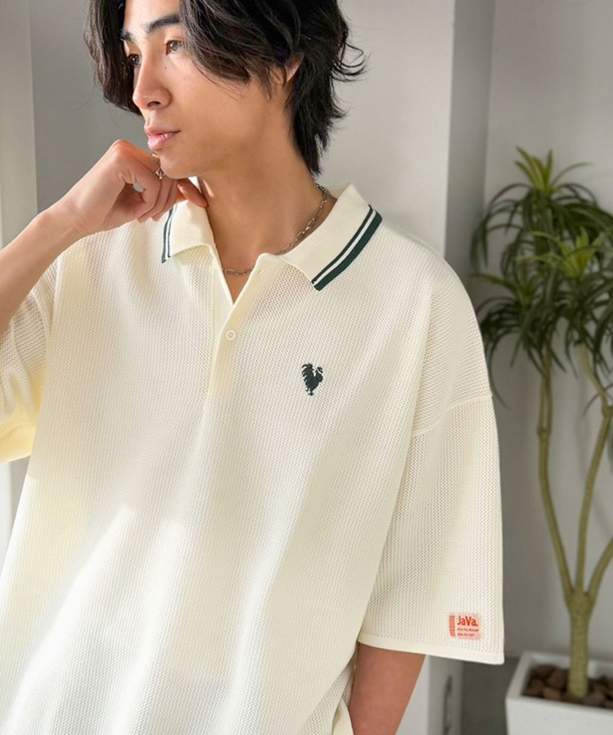 《JaVaジャバコラボ》軽くて涼しくてアイロン要らず！ワンポイント刺繍入り 襟ライン配色 サマーニットポロシャツ（半袖） jo1250001