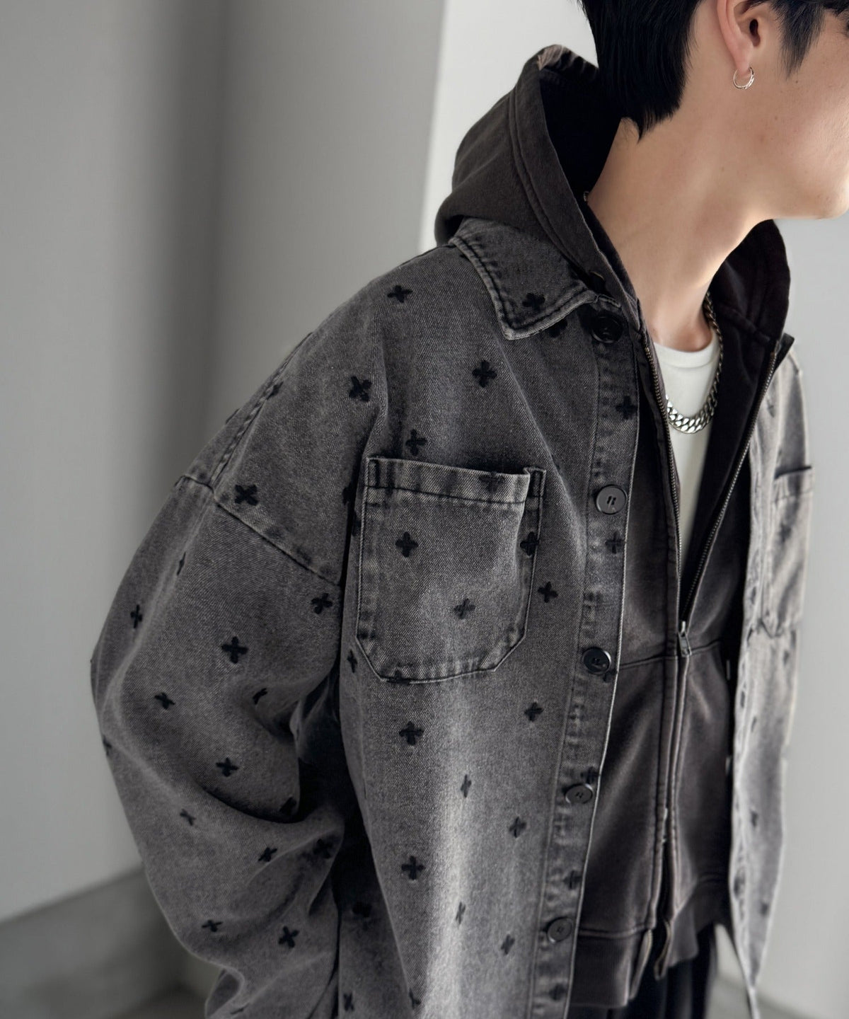 「シンプル以上、主張しすぎない存在感。」総柄刺繍デニムシャツジャケット／All-Over Embroidered Denim Shirt Jacket co1010050