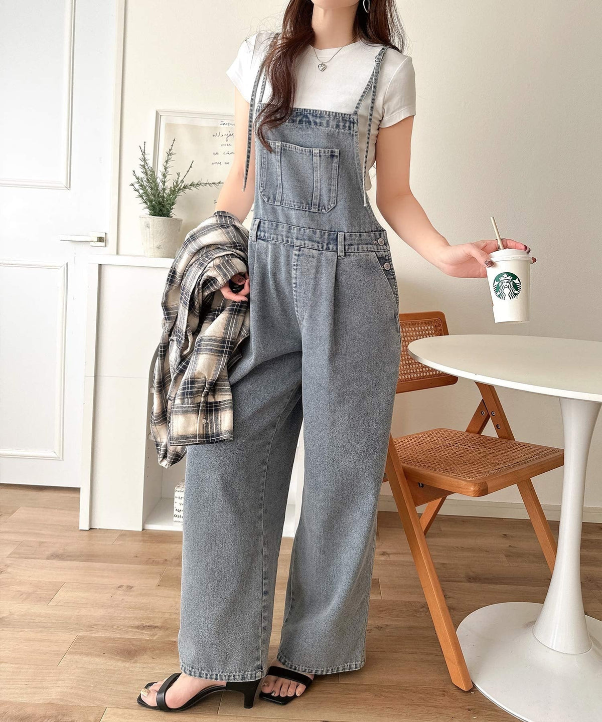 《JaVa ジャバコラボ》スタイルアップを叶える！大人可愛い。ポケットデザインナローストラップタック入りデニムサロペット jv1400005
