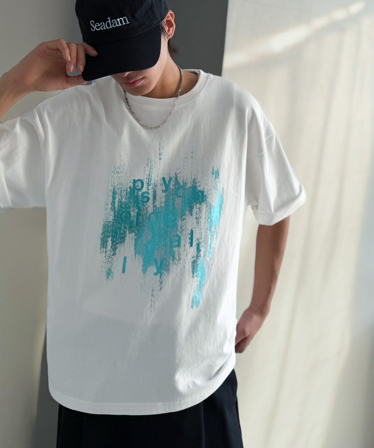 無地じゃ足りない、そんな日に！コットン100% グリッチノイズ箔プリントTシャツ／Glitch Noise Foil Print T-Shirt co1320011