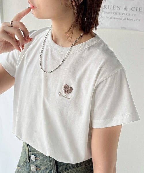 トレンドをまとう。綿100％シルケット風ハート胸サガラ刺繍Tシャツ（半袖） ce1330013