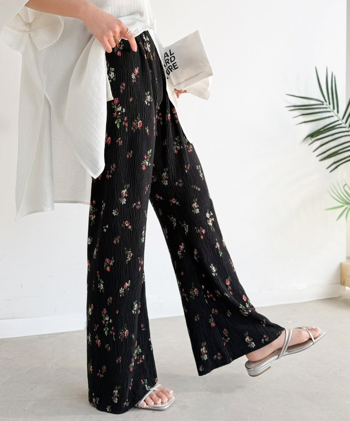 さらりとした楊柳プリーツ。ウエストゴムでストレスフリーな穿き心地。総柄楊柳プリーツパンツ ce1330090