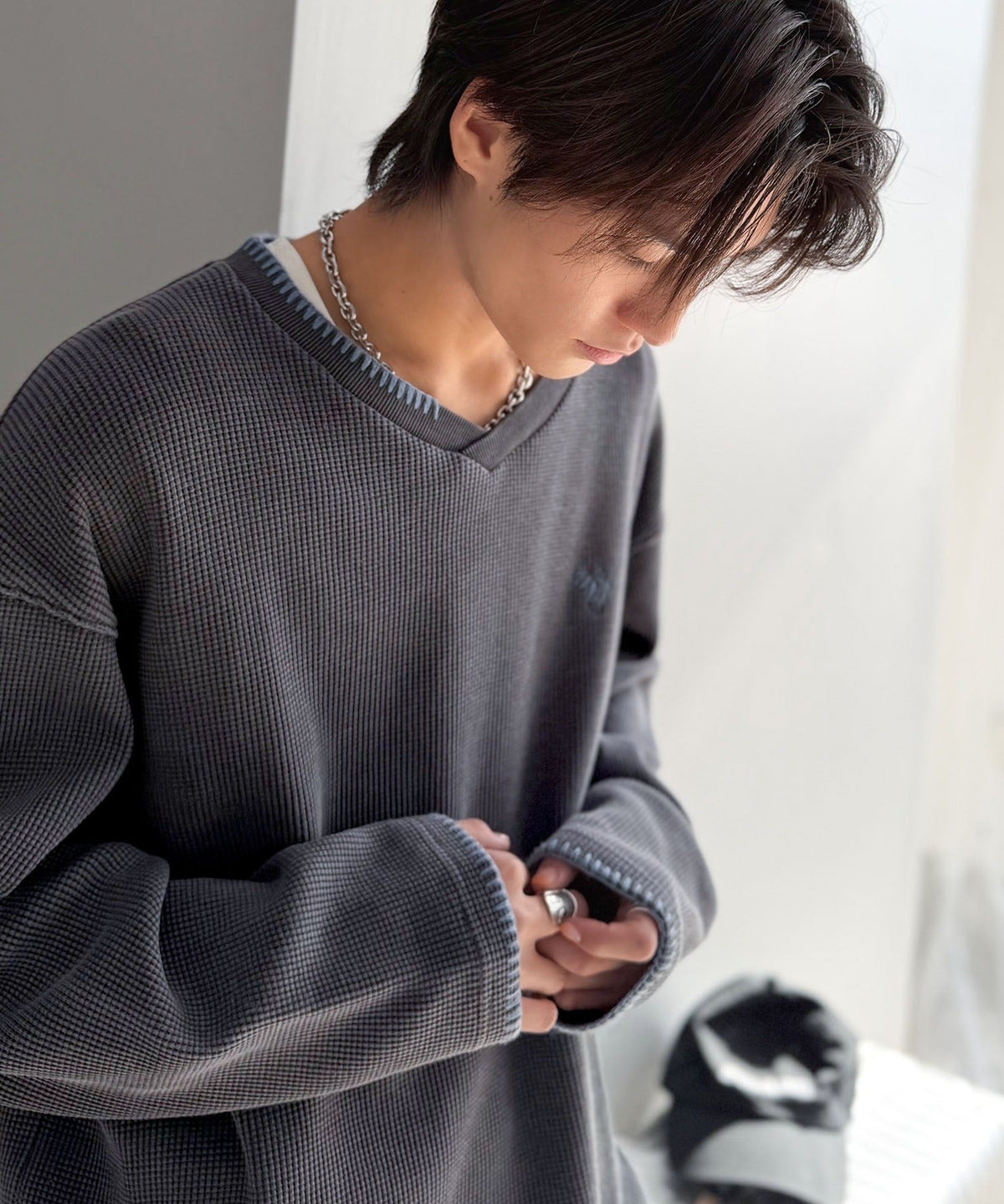 《JaVaジャバコラボ》ラフなのに計算されたバランス。裾ドロスト付きピグメント加工ステッチ配色VネックTシャツ jo1150086
